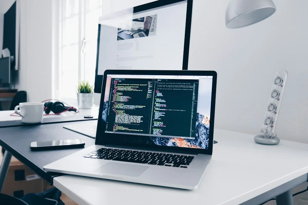 Espace de travail professionnel dédié au développement de sites web